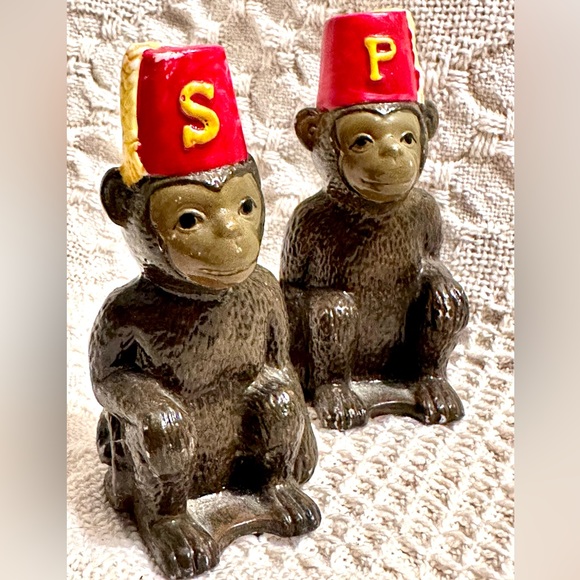 Two Vtg 1998 Monkey w Fez Salt And Pepper Shakers Shriner's Hat 3 7/8 Tall - Picture 1 of 13